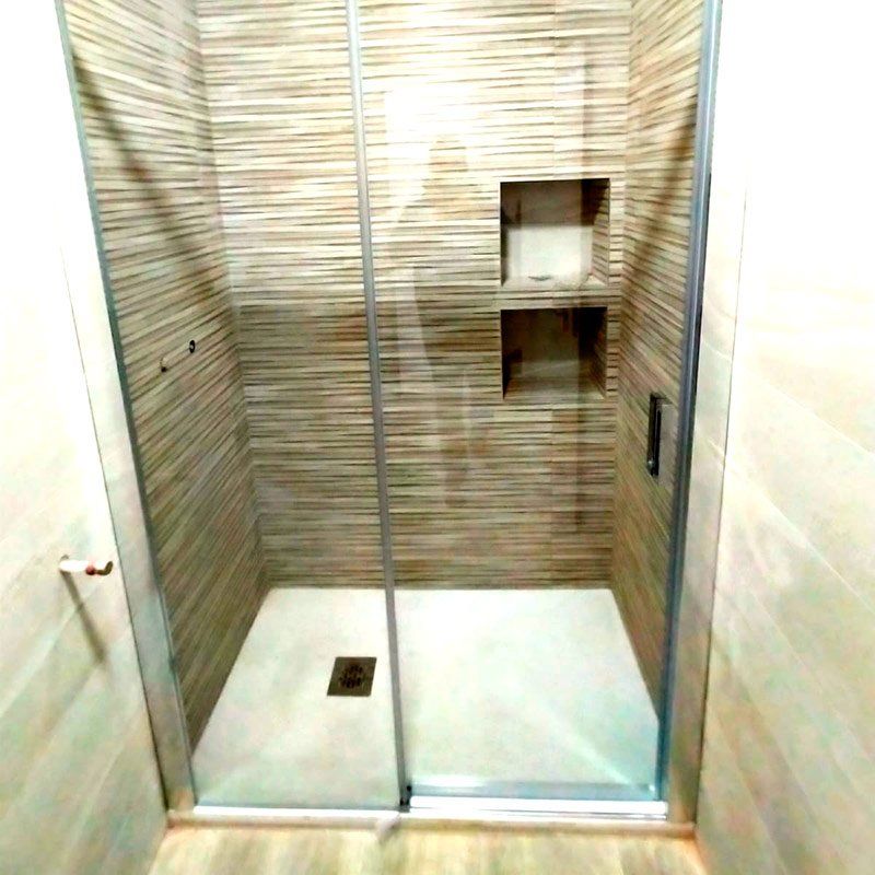 Sustitucion banera por ducha + suelo + tomas