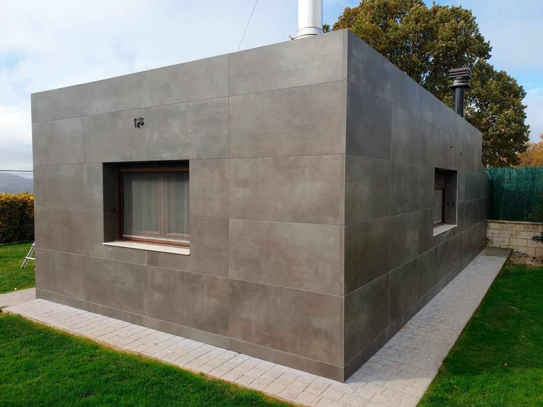 Construcción nueva de casa unifamiliar moderna