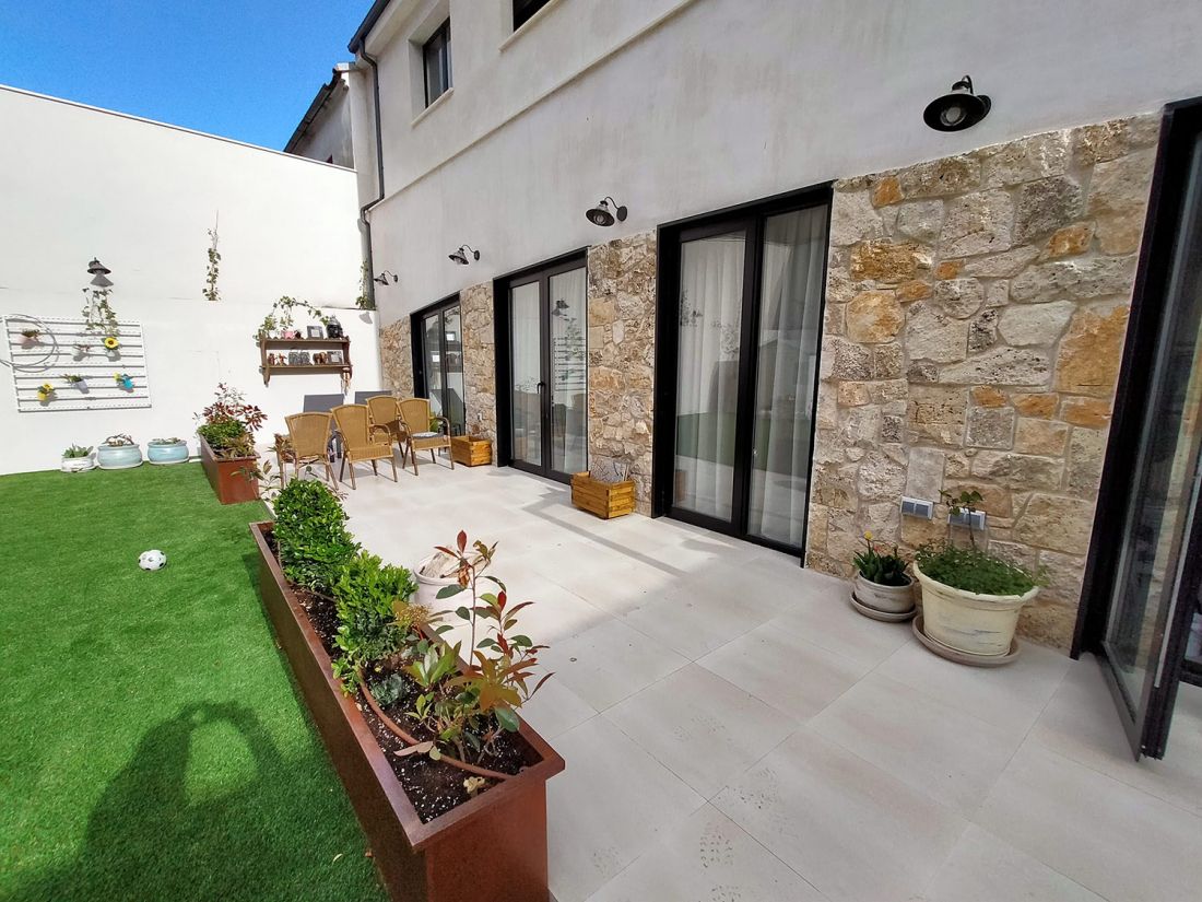 Vista de terraza con acceso a jardín en vivienda unifamiliar de nueva construcción