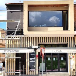 Exterior de nueva construcción de Restaurante La Plata con estilo minimalista moderno