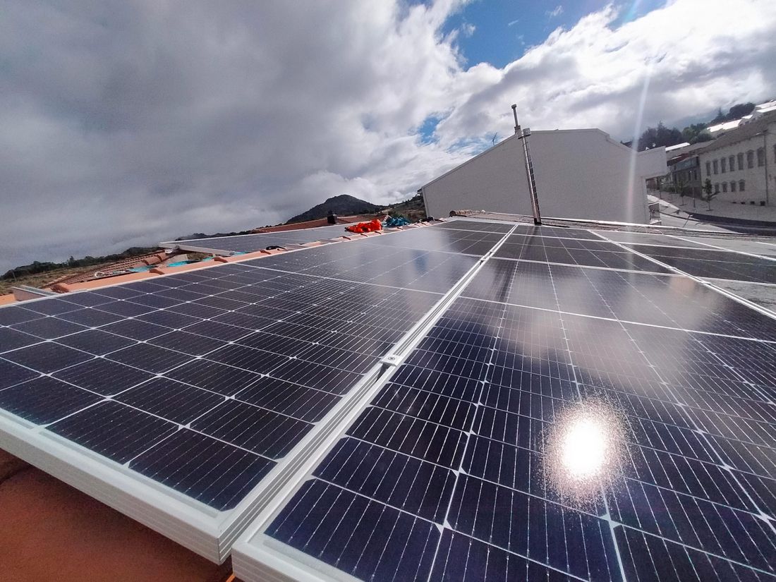 Vista de tejado con paneles solares