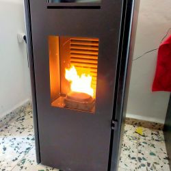 Estufa moderna de pellet en interior de vivienda