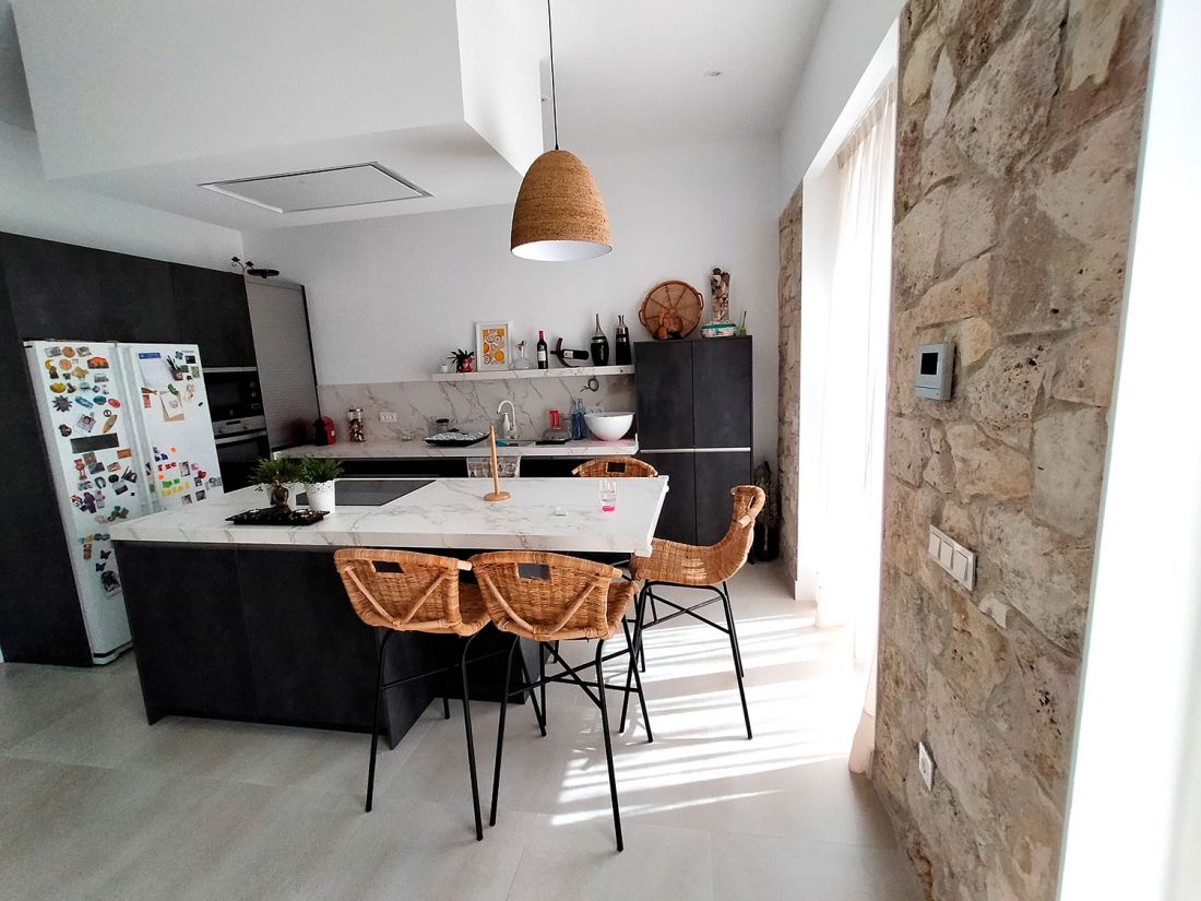 Amplia cocina con acceso a terraza en casa unifamiliar