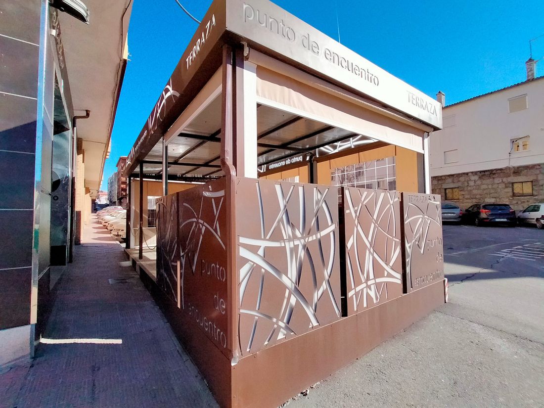 Terraza cubierta de bar Punto de Encuentro con estilo modernoo