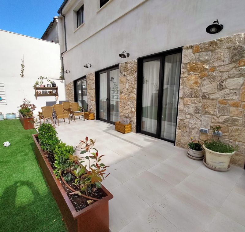 Vista de terraza con acceso a jardín en vivienda unifamiliar de nueva construcción