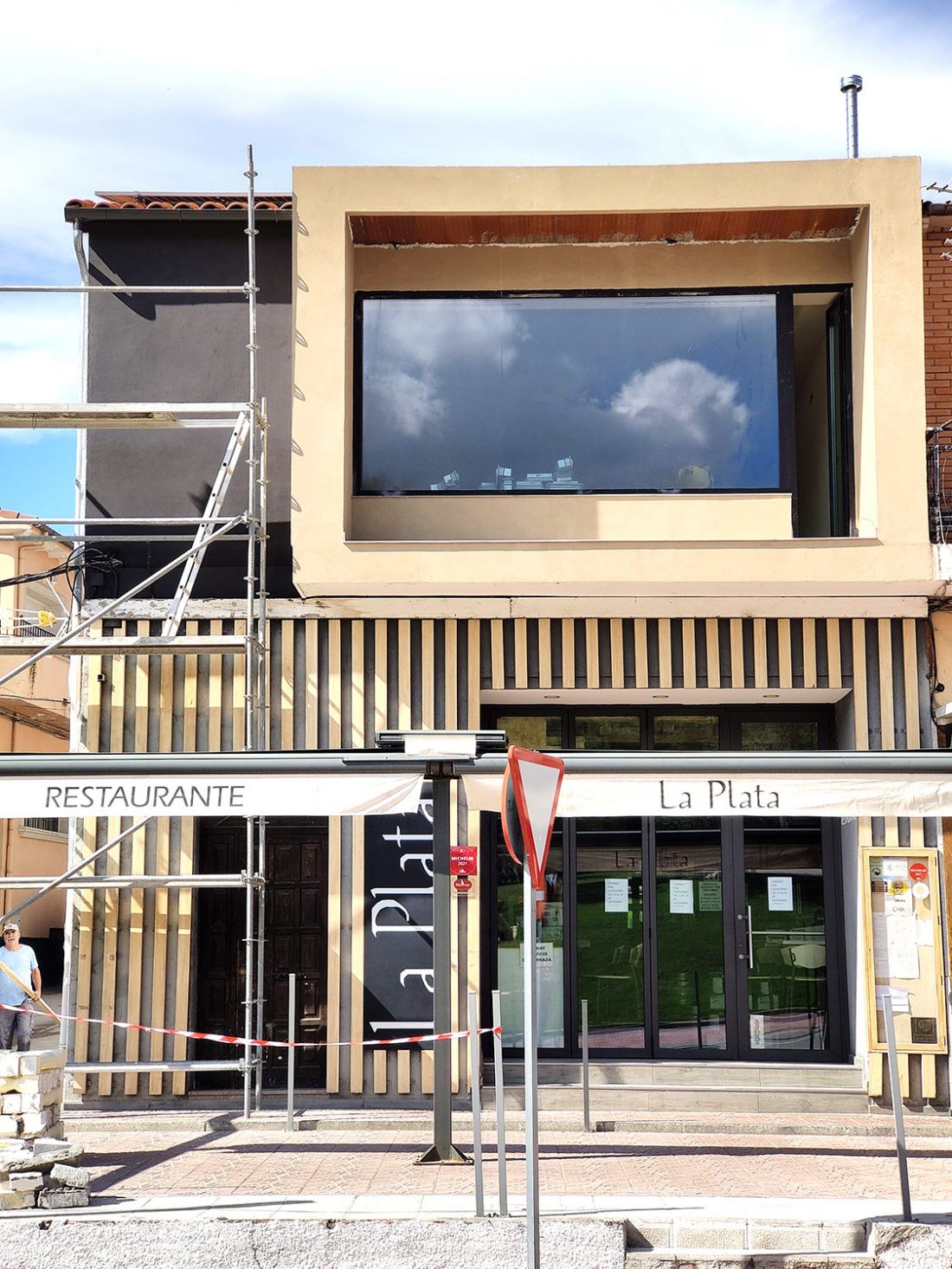 Exterior de nueva construcción de Restaurante La Plata con estilo minimalista moderno