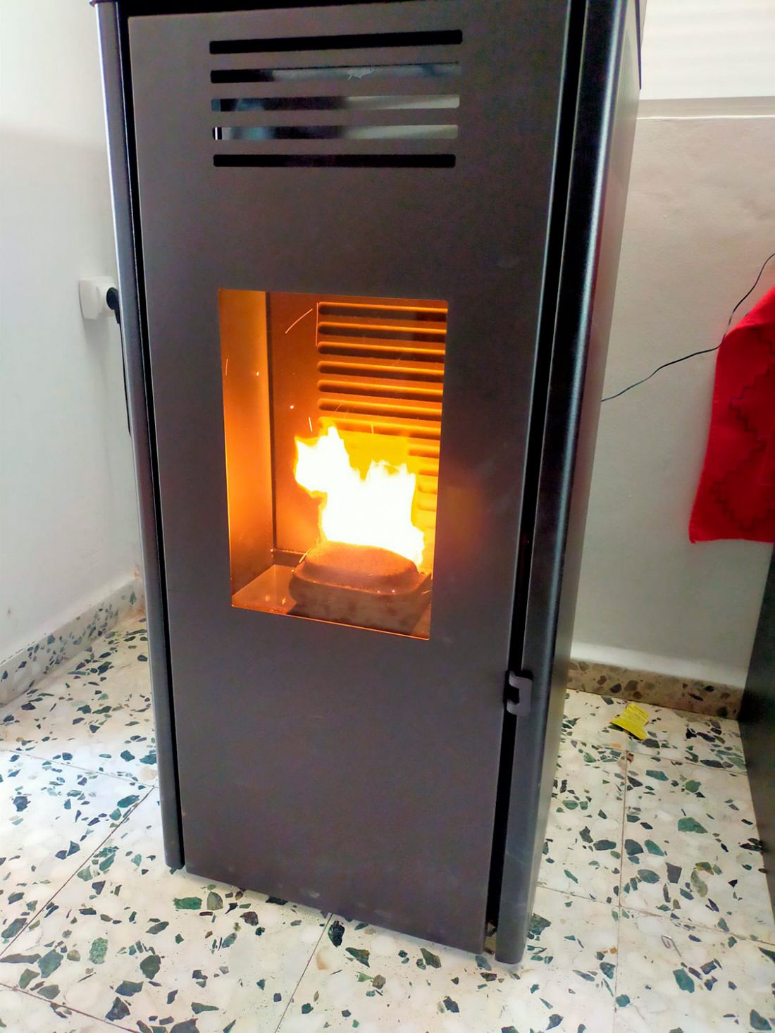 Estufa moderna de pellet en interior de vivienda