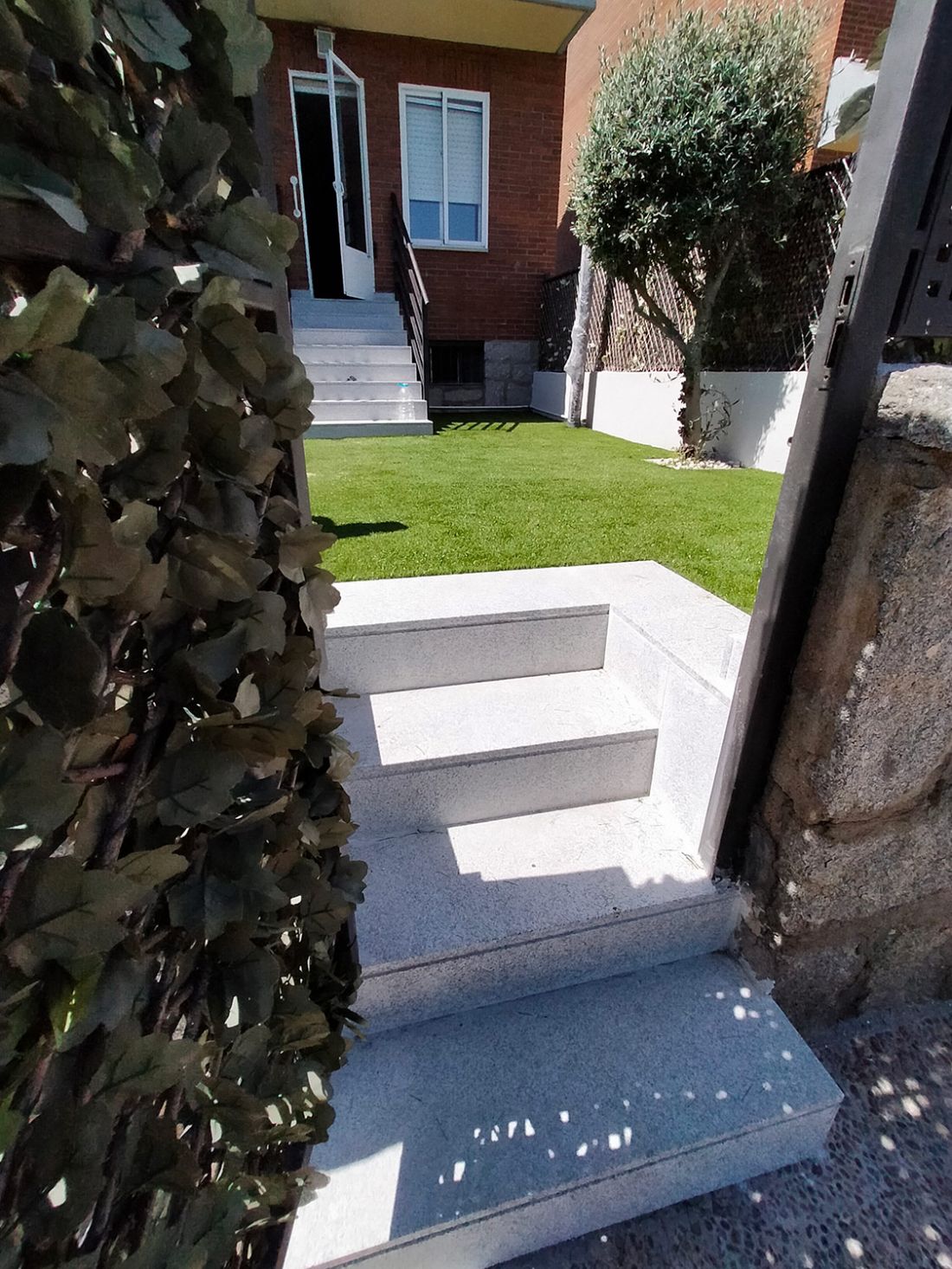 Escalones de entrada exterior a jardín de vivienda unifamiliar